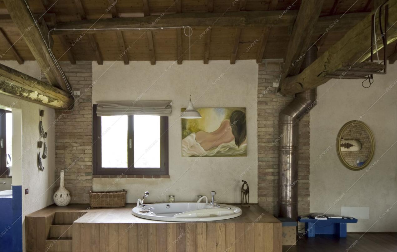 Vasca incassata in una struttura di legno