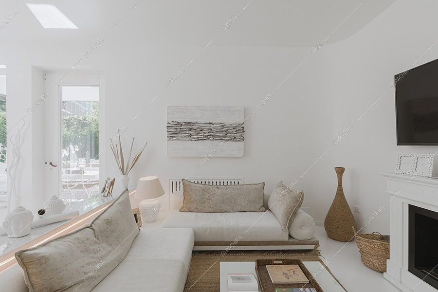 Salotto dell'appartamento Pansy, location moderna per shooting a Roma