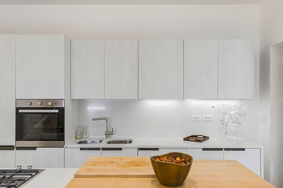 Cucina dell'appartamento Pansy, location moderna per shooting a Roma
