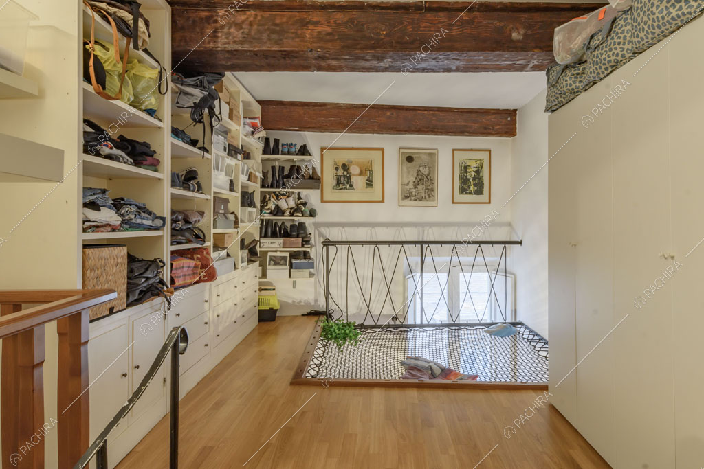 Camera da letto del loft Rooibois, location in stile moderno per shooting a Roma