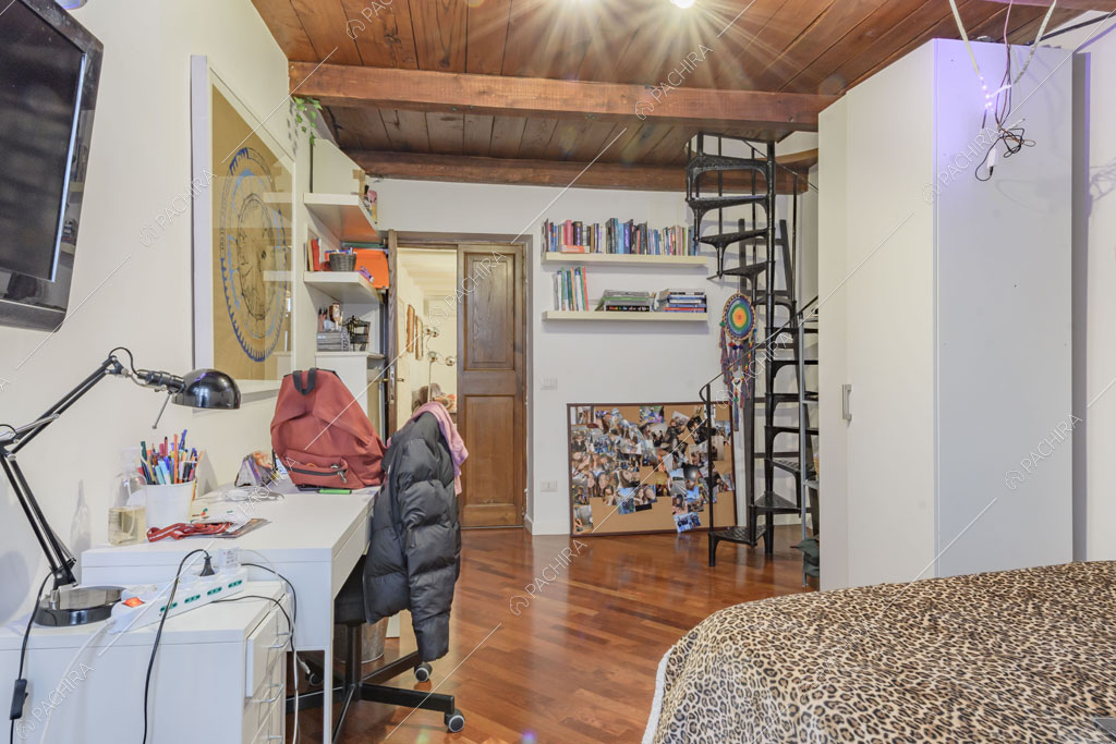 Camera da letto del loft Rooibois, location in stile moderno per shooting a Roma