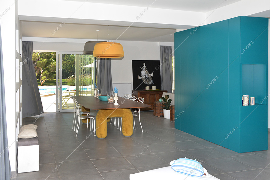 Sala da pranzo della villa Kumtag, location in stile contemporaneo per shooting a Roma
