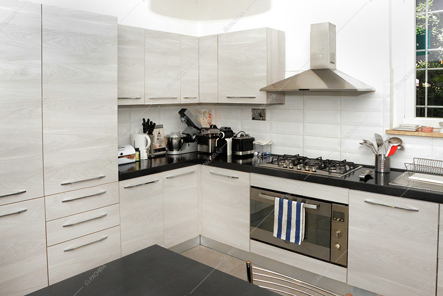 Cucina della villa Kumtag, location in stile contemporaneo per shooting a Roma