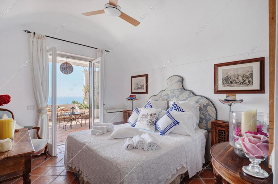 Camera da letto della villa Oder, location in stile classico a Napoli