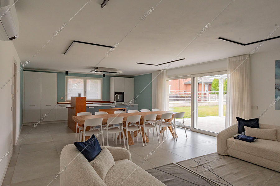 Zona living della villa Morava, location in stile moderno a Milano