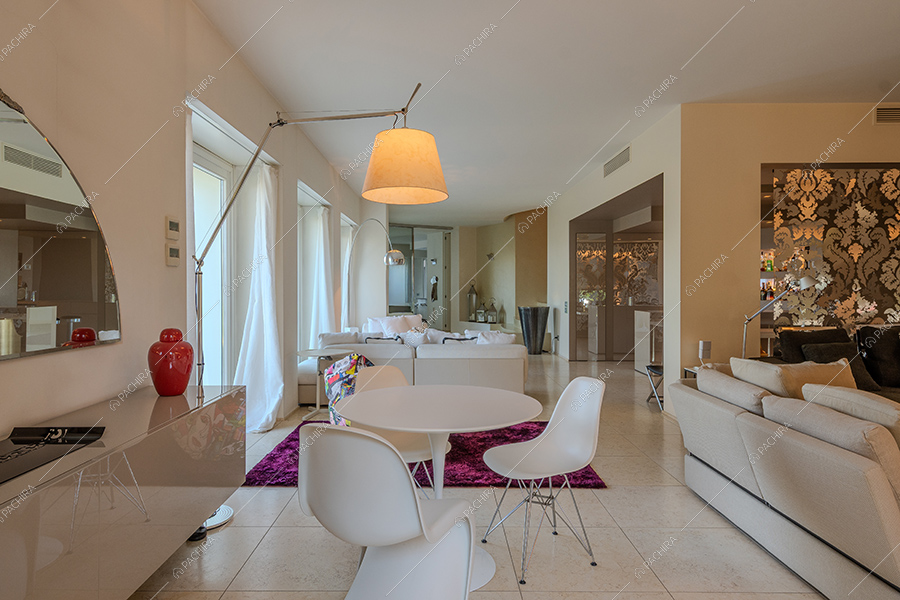 Zona living della villa Iride, location in stile moderno a Monza