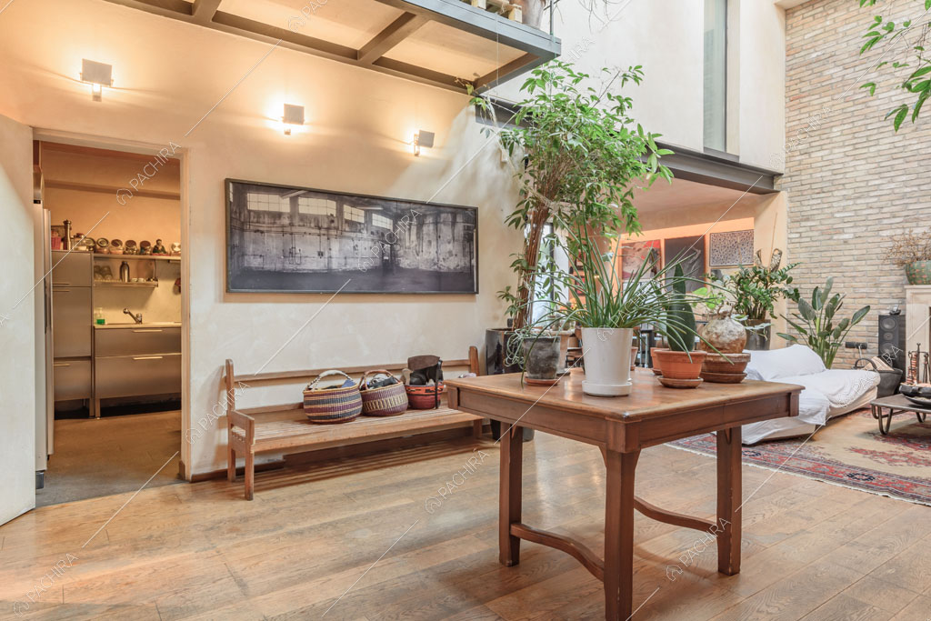 Pavimento in parquet nella zona living del loft Mindanao, location in stile contemporaneo a Milano