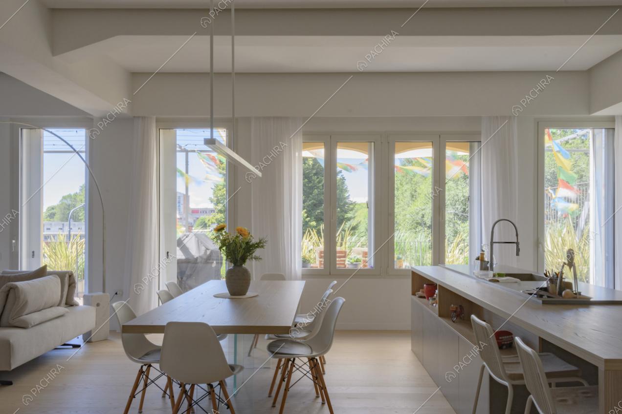 Tavolo da pranzo in legno con sedie di design