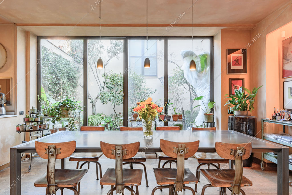 Sala da pranzo con vetrate del loft Mindanao, location in stile contemporaneo a Milano