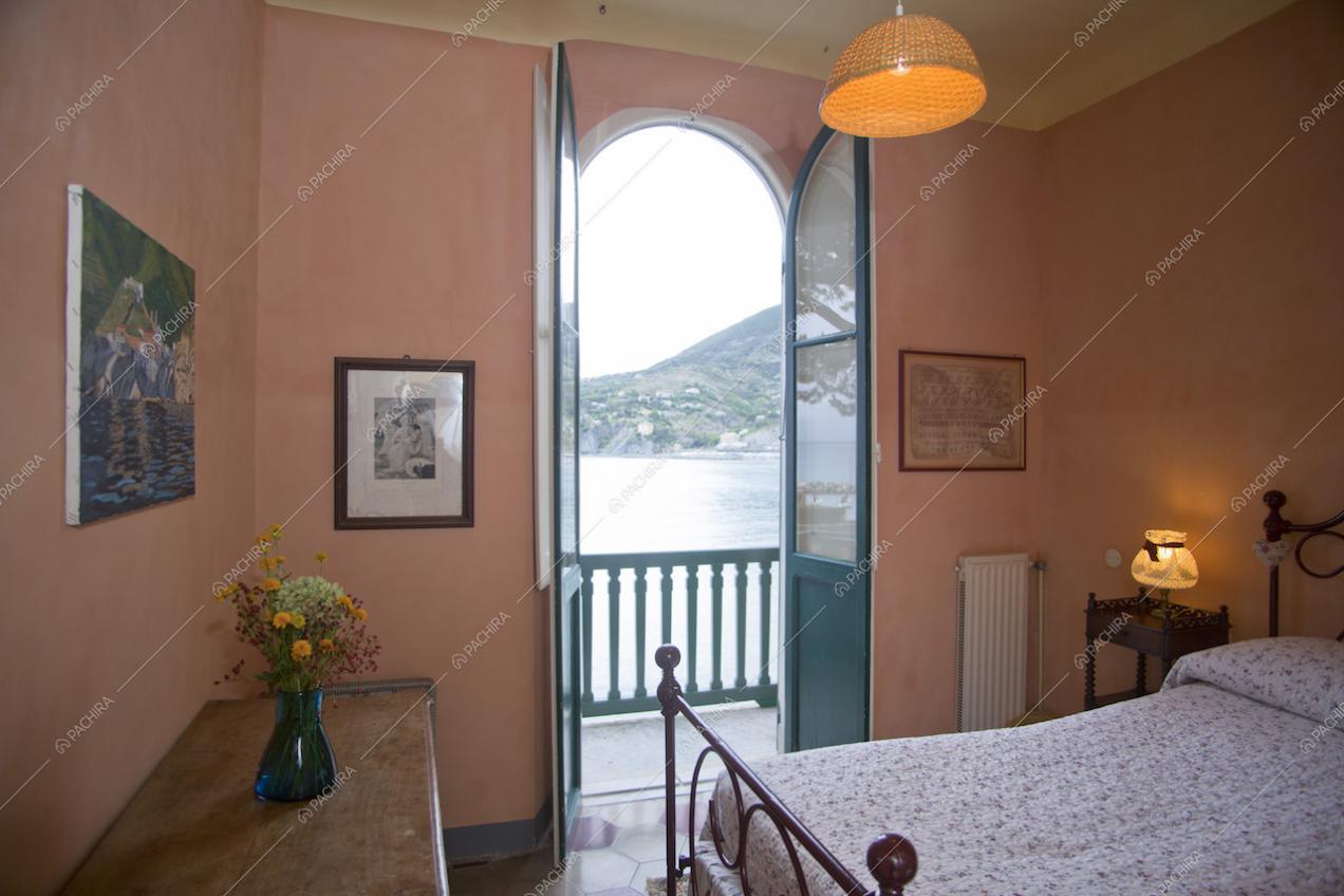 Camera da letto con balconcino privato e vista panoramica