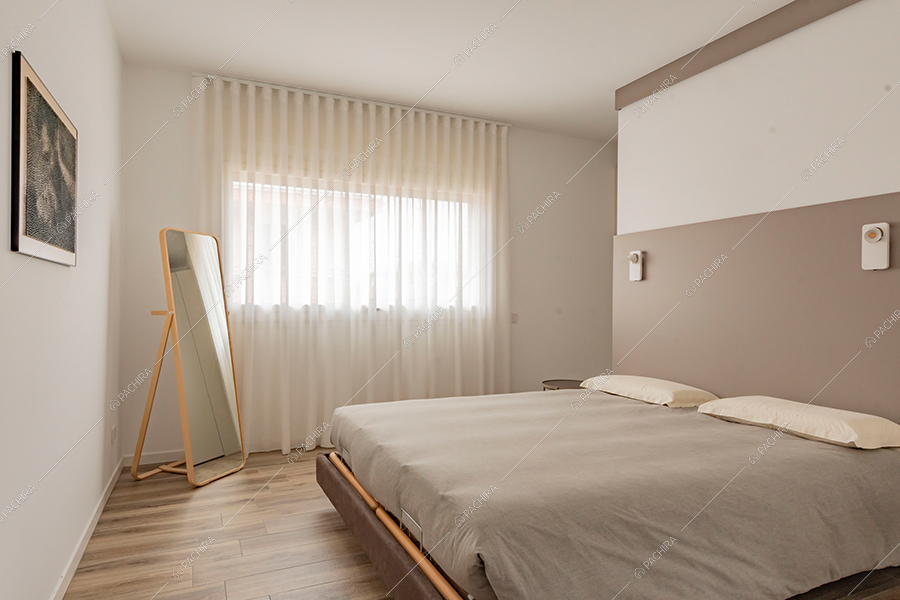 Camera da letto della villa Morava, location in stile moderno a Milano
