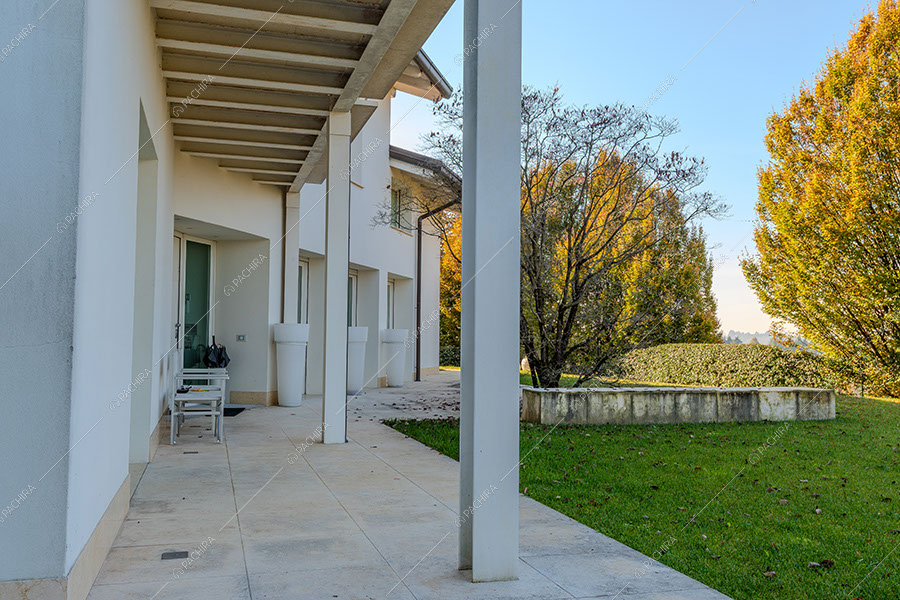 Porticato della villa Iride, location in stile moderno a Monza