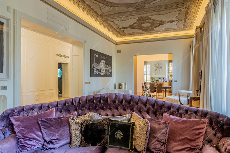 Salotto dell'appartamento Barbabietola, location in stile liberty a Milano