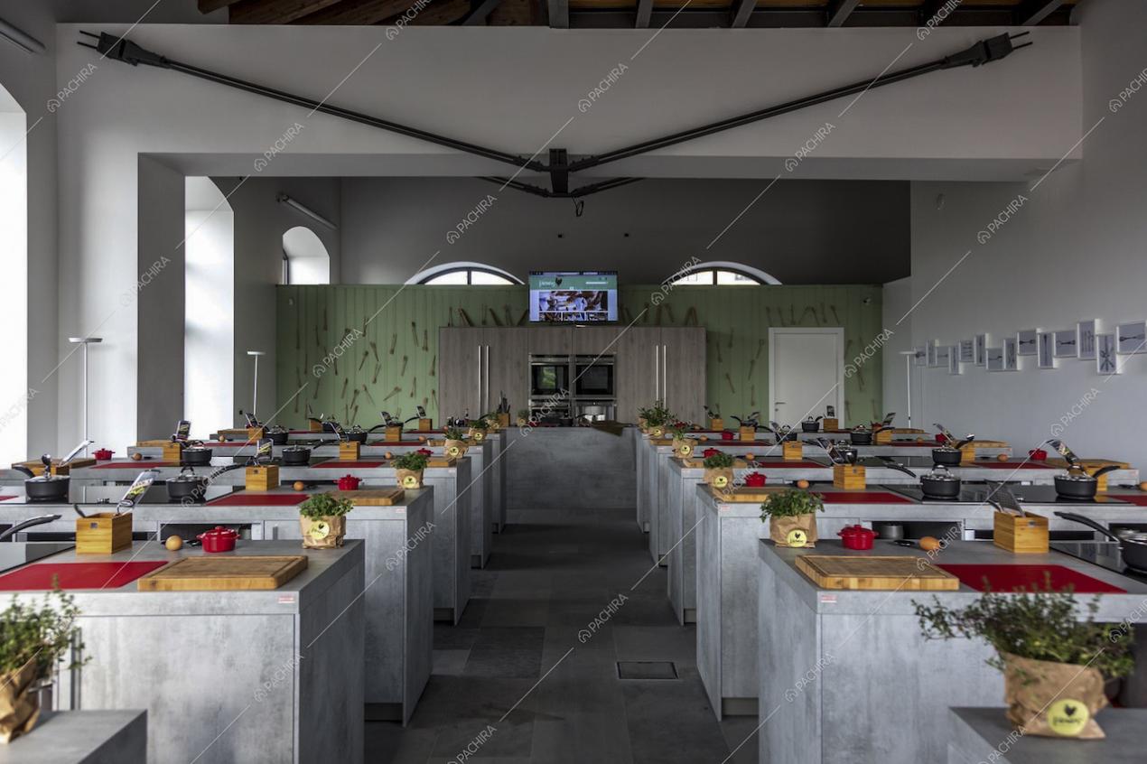 Spazio principale con postazioni di lavoro per cucinare