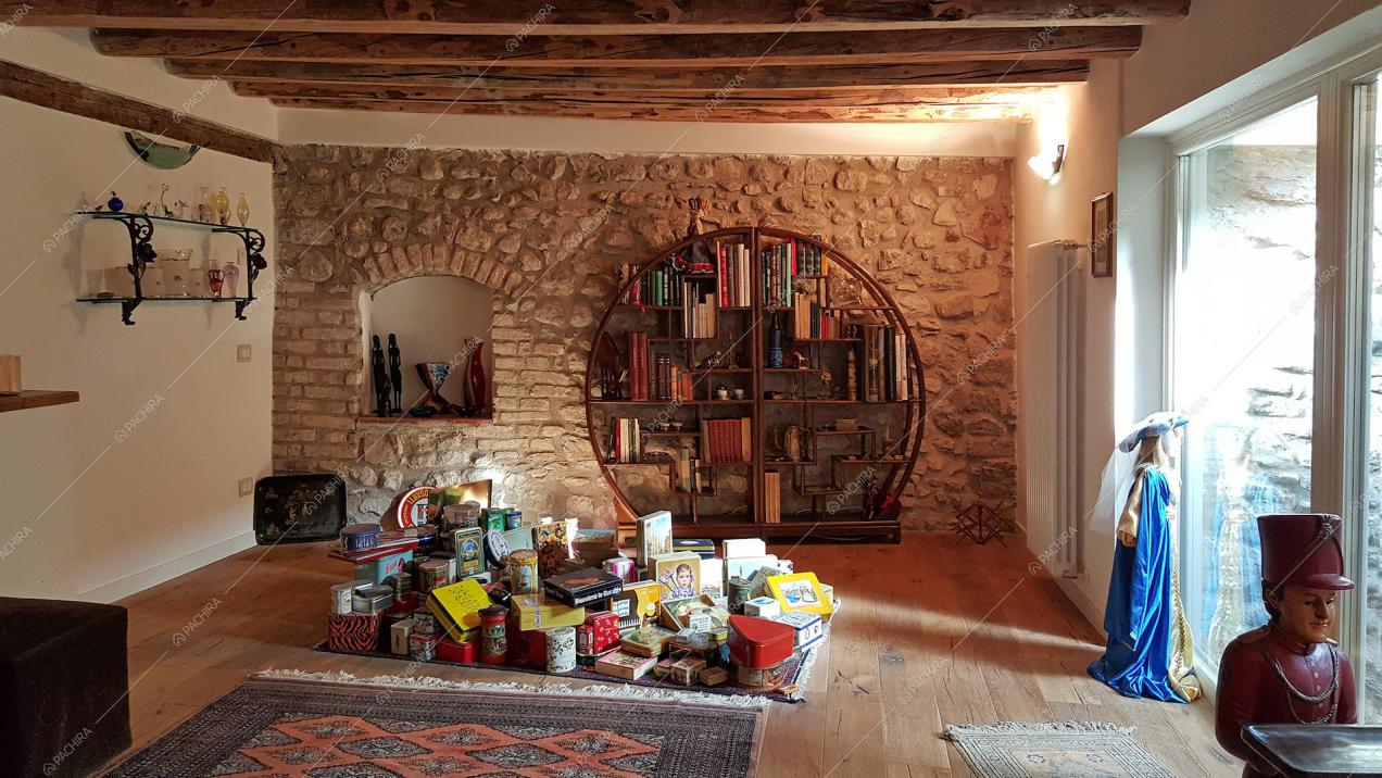 Parete in sasso con nicchia e libreria in legno