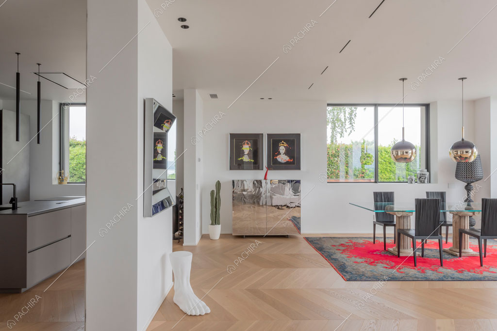 Pavimento in parquet a spina di pesce nella sala della villa Ladoga, location in stile contemporaneo a Varese