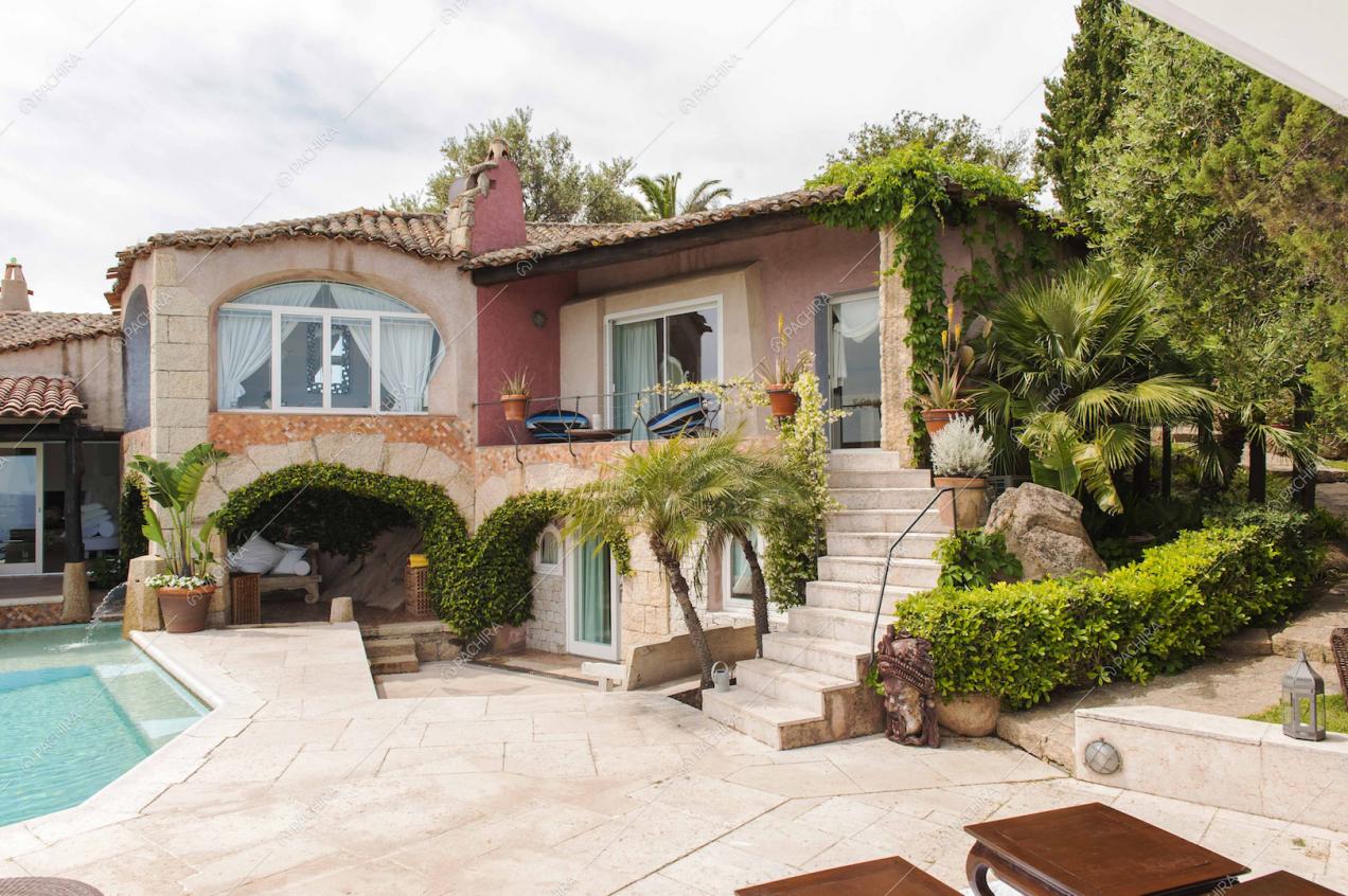 Esterni della villa su più livelli e piena di piante