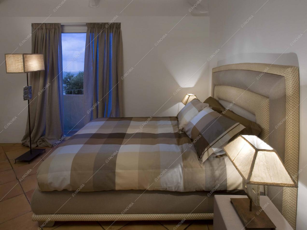 Camera da letto con lampade rustiche e vista panoramica