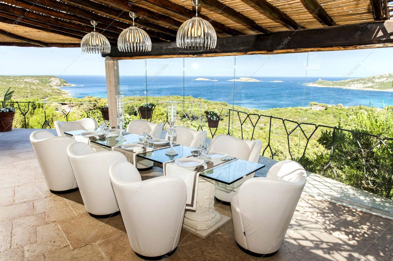 Terrazza con tavolo da pranzo in vetro e vista panoramica