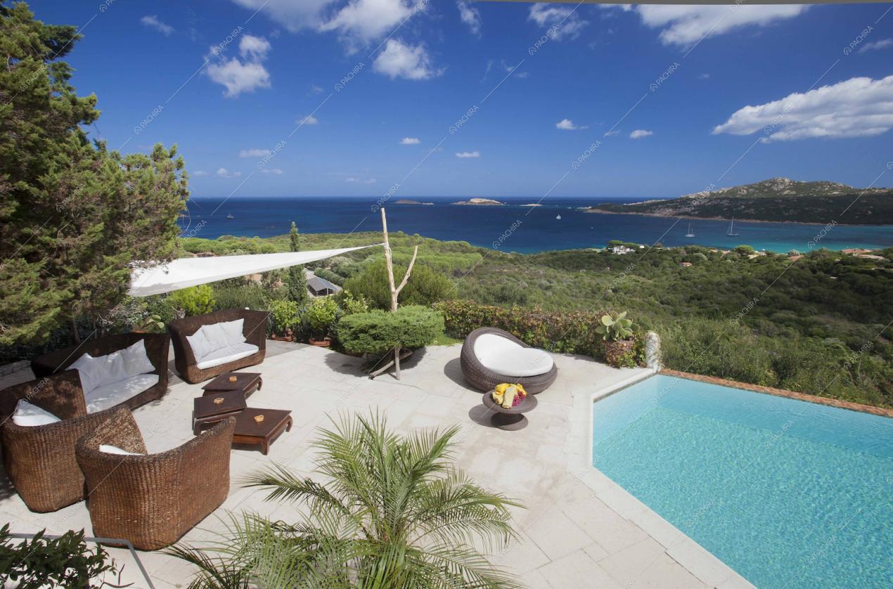 Terrazza con salottino in vimini e vista mare