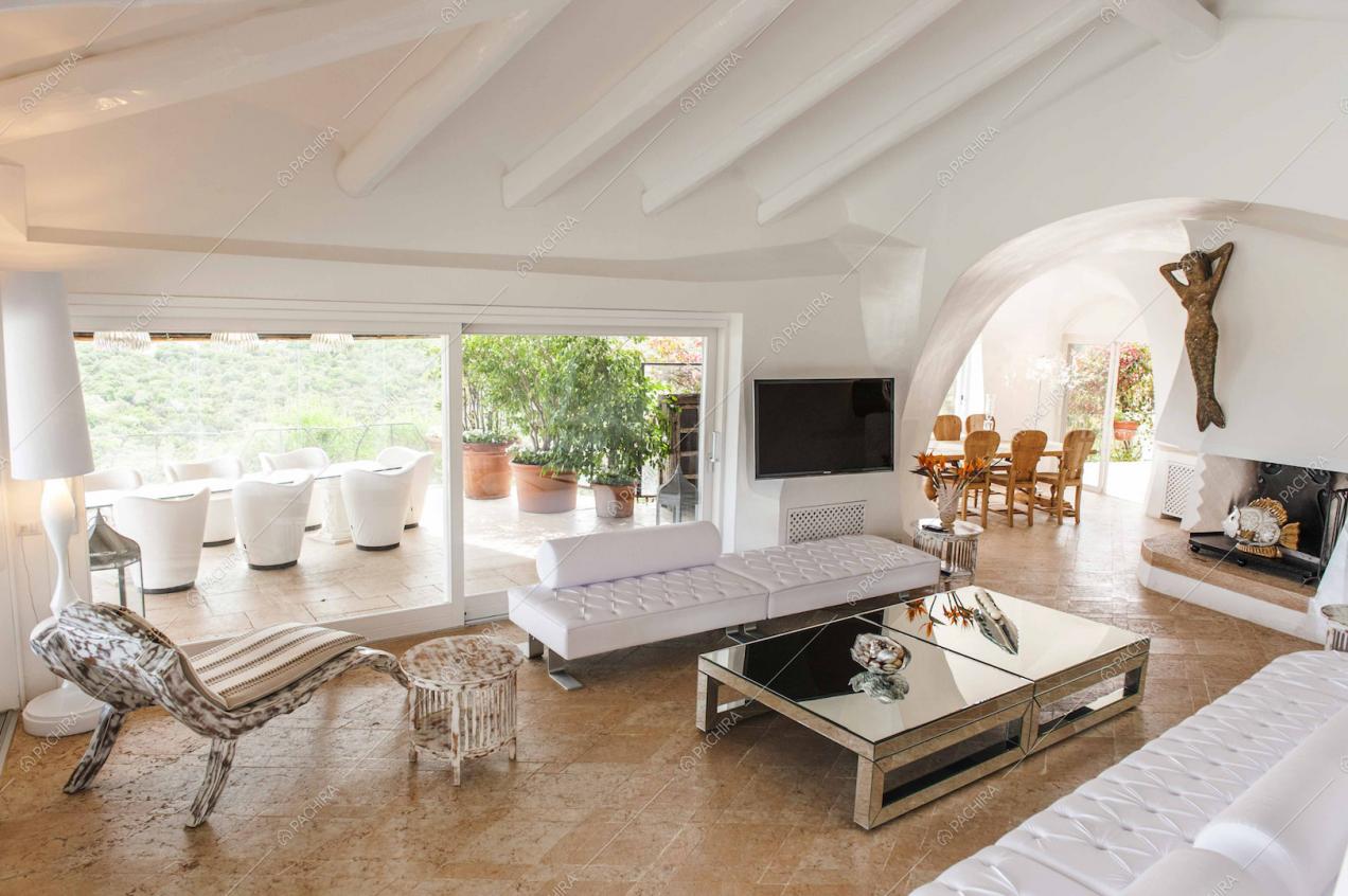 Zona living con poltrona in design e divanetti bassi