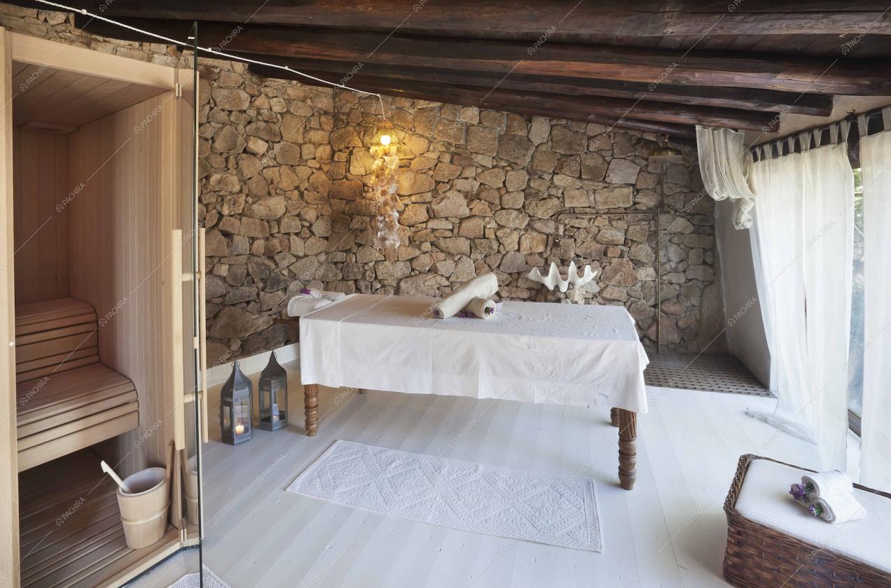Spa con lettino per massaggi e sauna