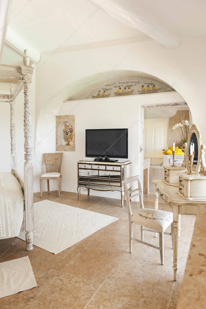 Soffitto ad archi, letto a baldacchino e specchiera antica