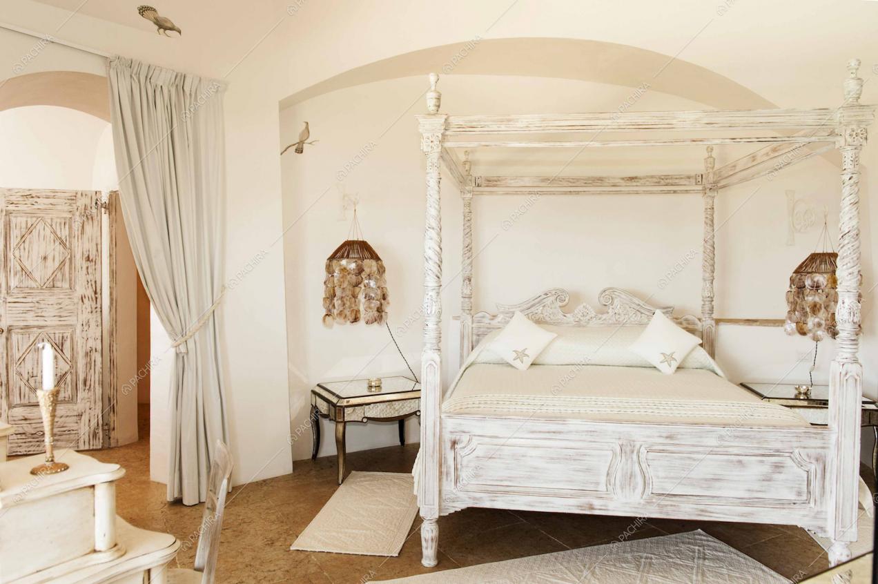 Letto a baldacchino con struttura di legno e comodino d'epoca