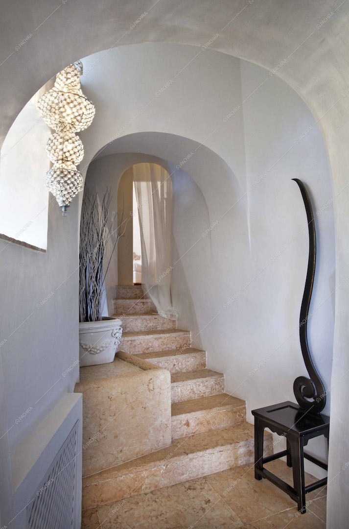 Scale in pietra con soffitto bianco ad archi