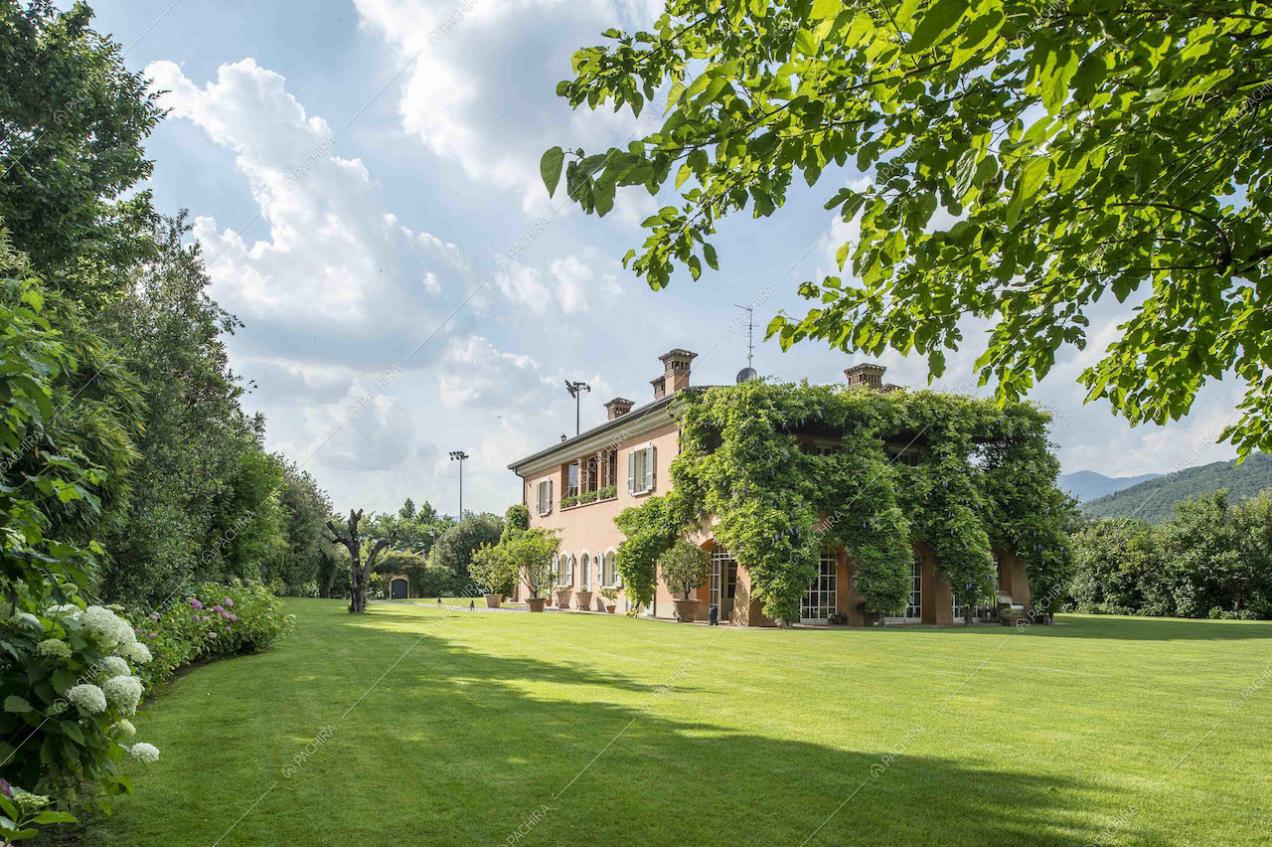 Vista della villa dal giardino