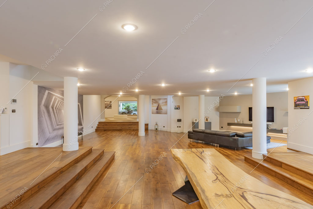 Sala con colonne e pareti bianche della villa Bris, location in stile contemporaneo a Torino