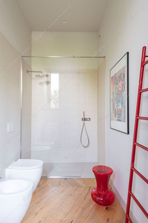 Bagno del loft Danubio, location in stile contemporaneo a Brescia