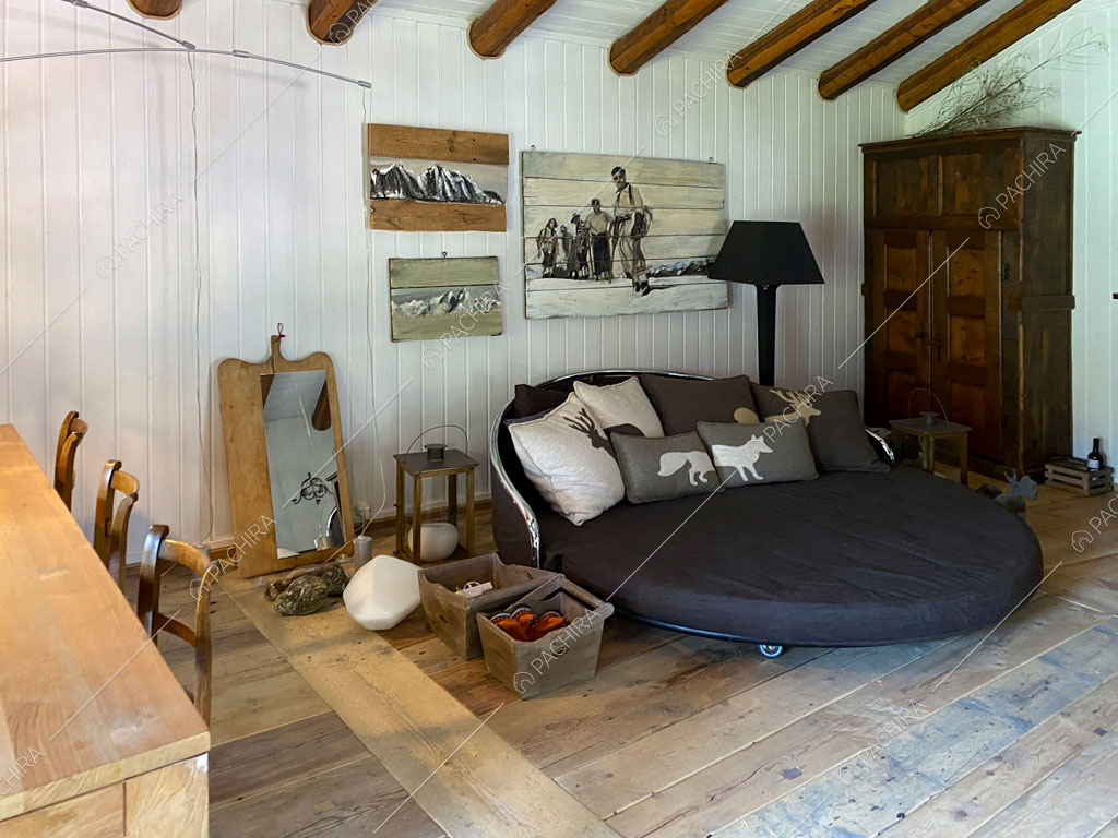 Pouf rotondo nella sala dello chalet Thar, location in stile rustico ad Aosta