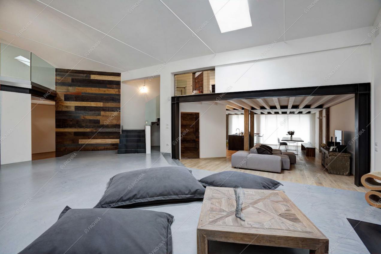 Loft open space con pavimento in resina e parquet
