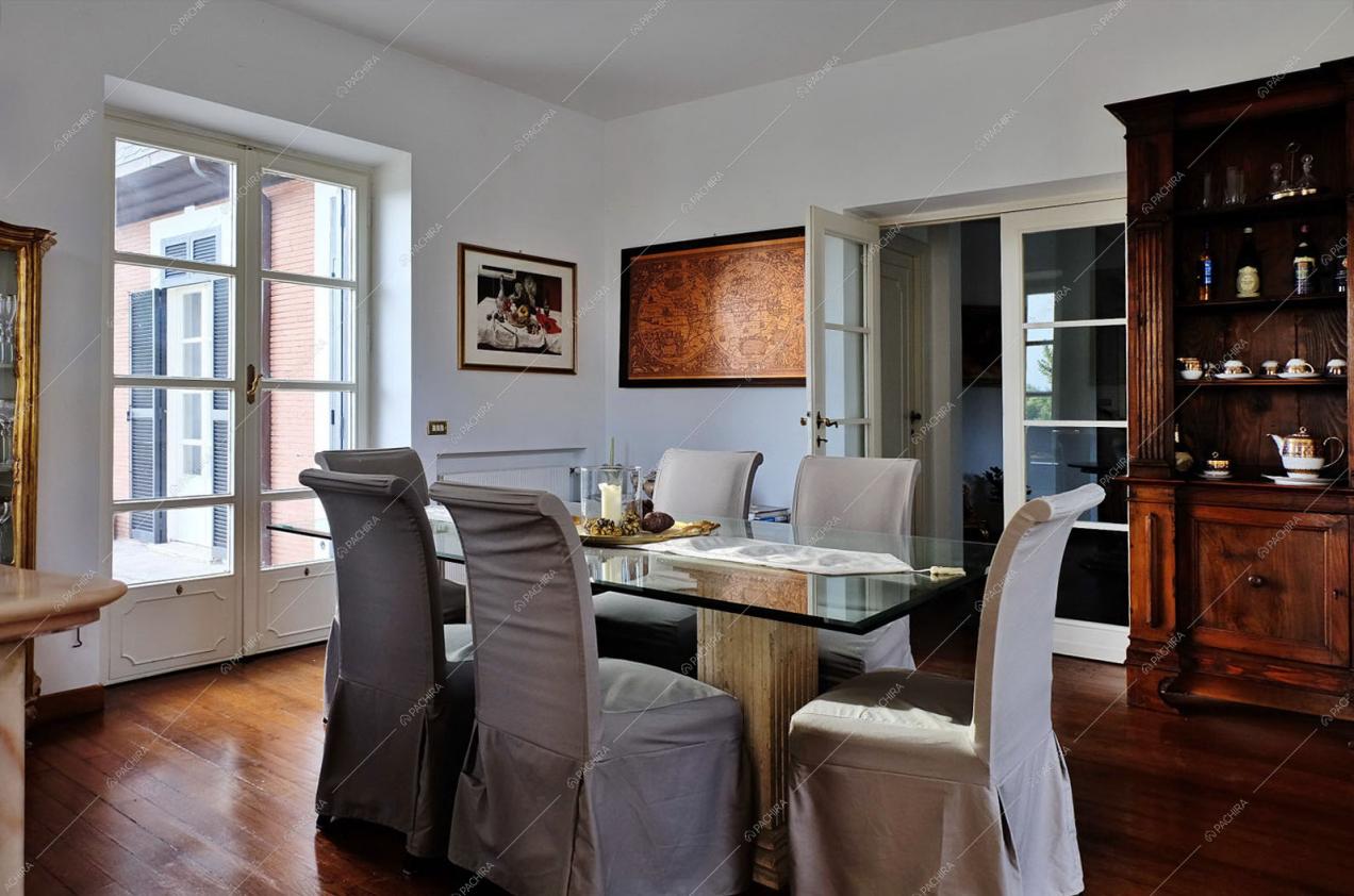 Pavimento in parquet e porta finestra che dà sulla terrazza nella sala da pranzo