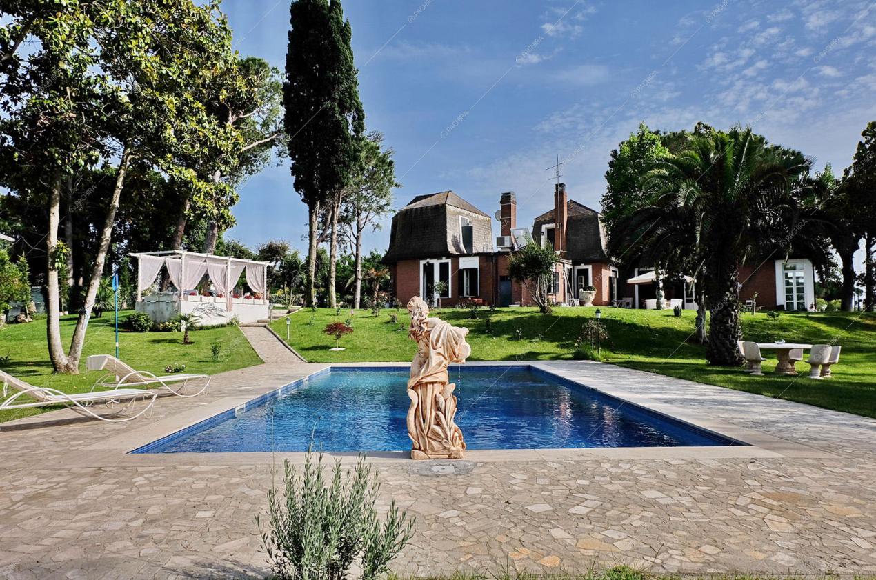 Piscina, vista della villa dall'esterno, giardino