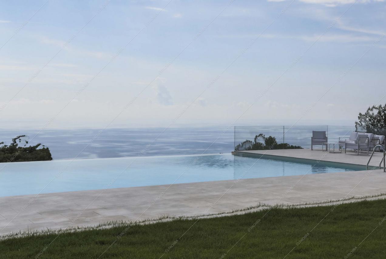 La piscina a sfioro con vista sul mare