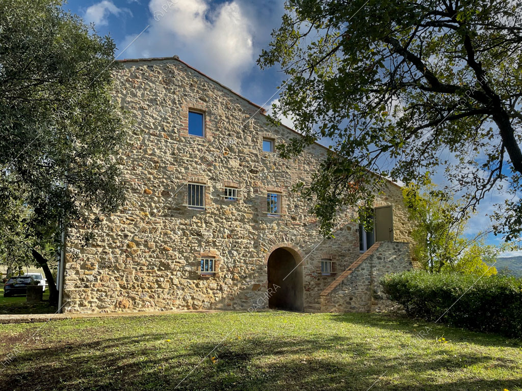 Dal giardino vista sulla villa con esterni in pietra