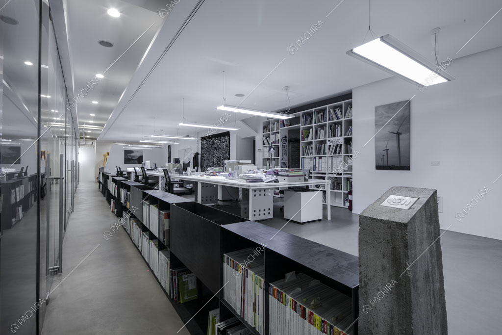 Pavimento in cemento lisciato grigio nell'ufficio Buglossa, location in stile contemporaneo a Roma