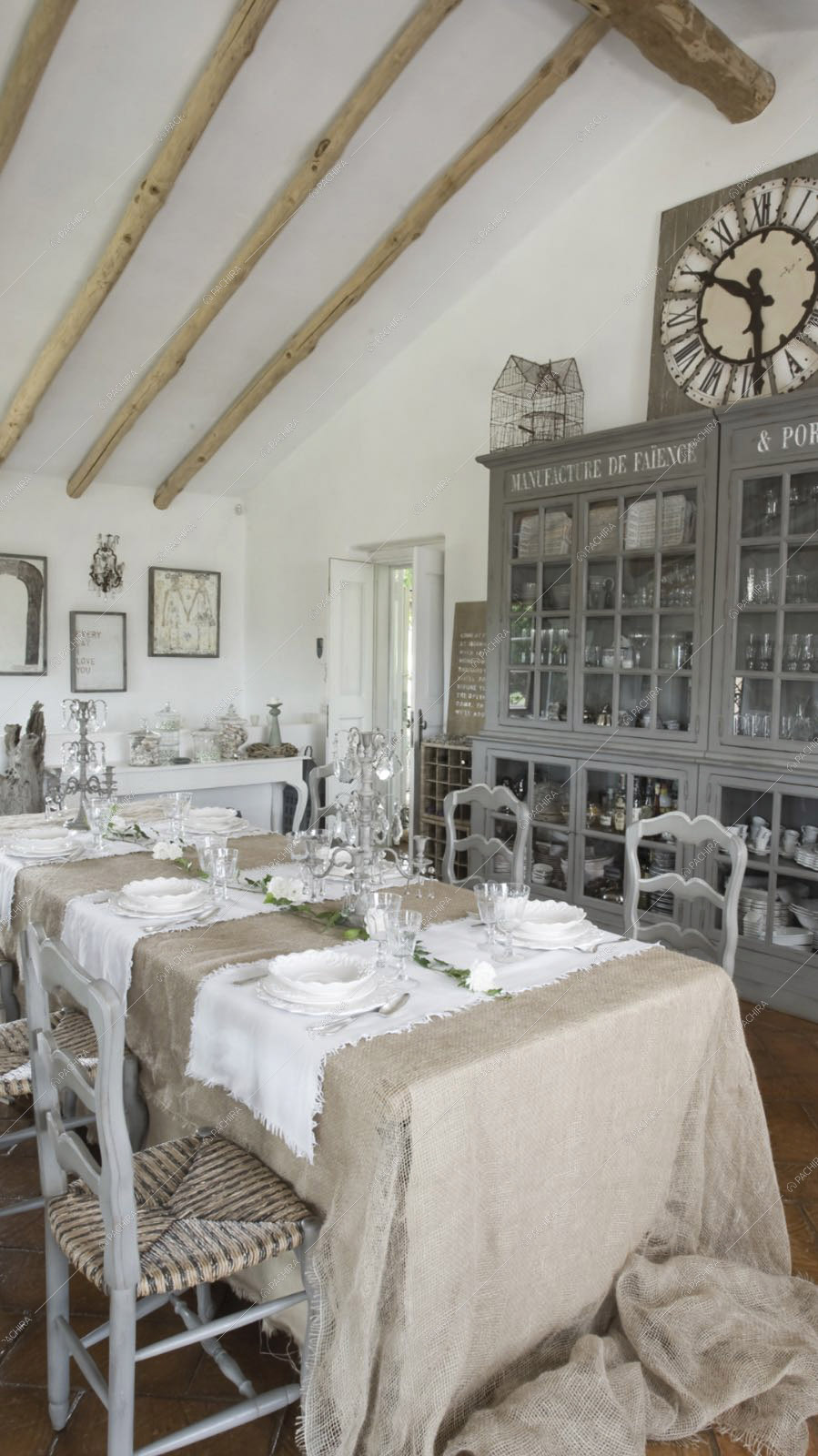 Tavolo da pranzo e credenza grigia nella sala da pranzo con pareti e soffitto bianchi