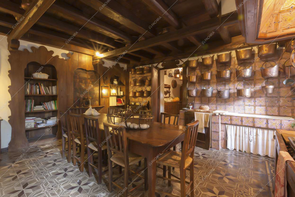 Cucina con arredi in legno