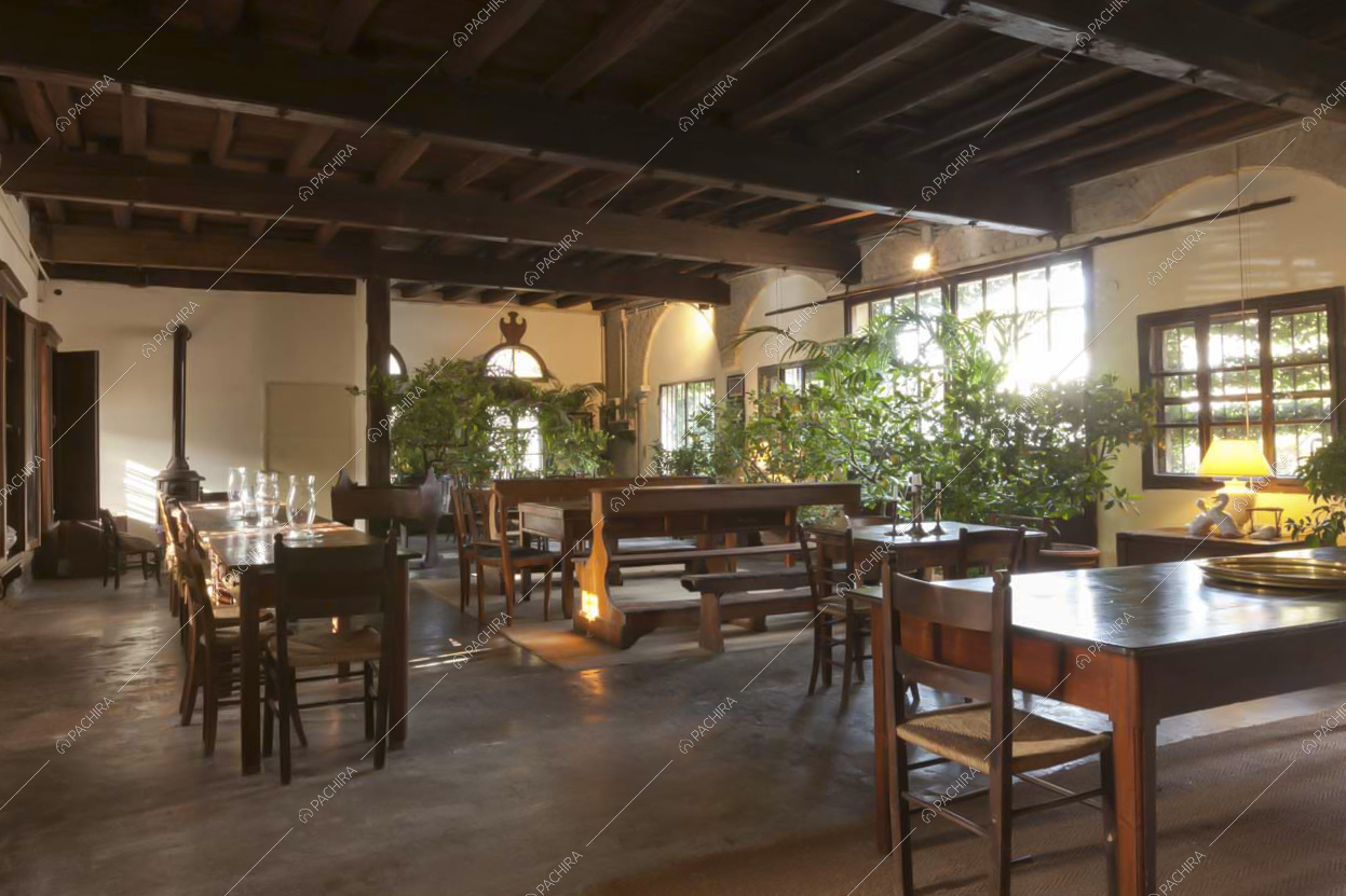 Arredi in legno nella sala da pranzo