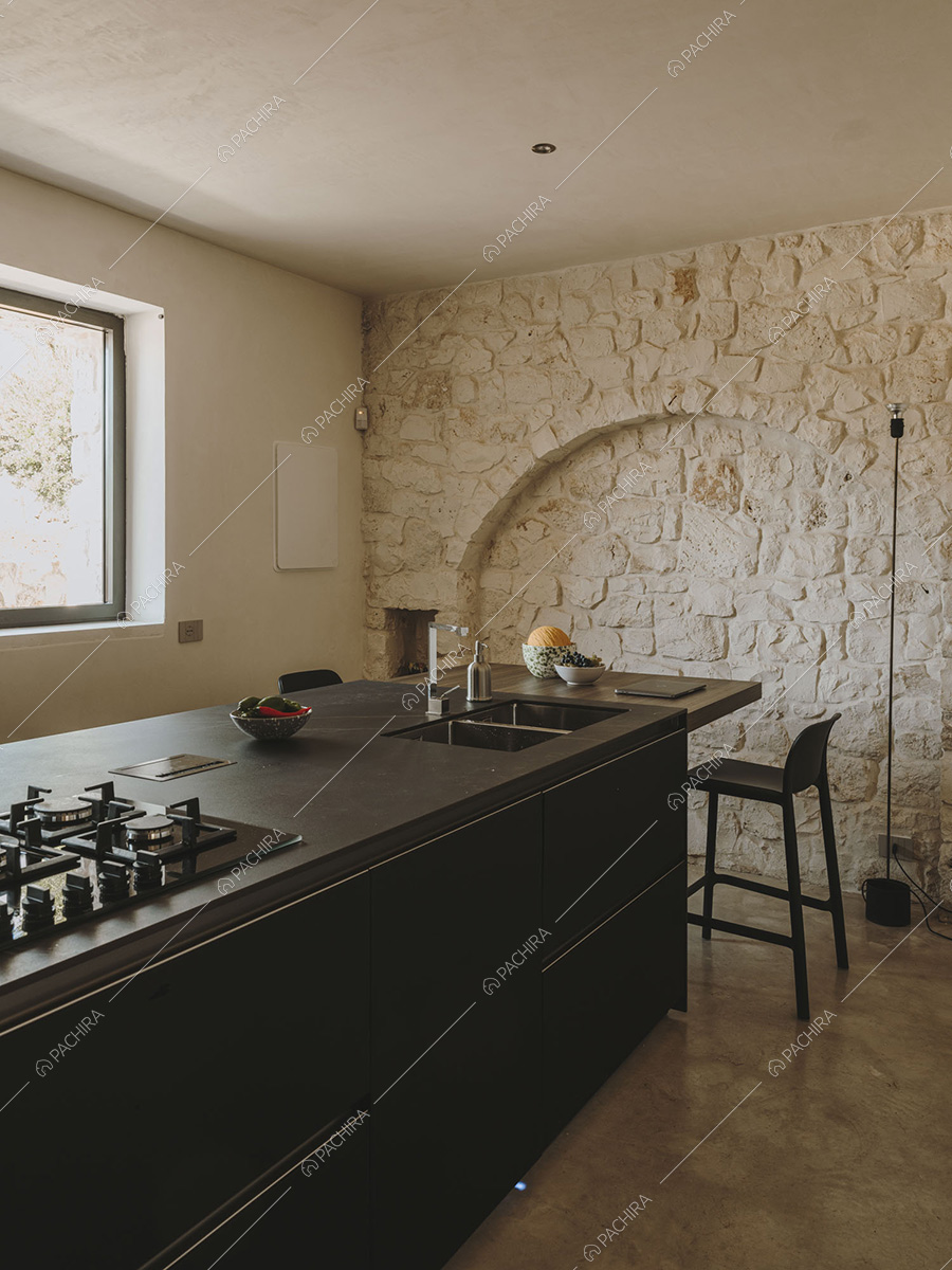 Cucina della villa in stile contemporaneo Kara, location per shooting a Brindisi