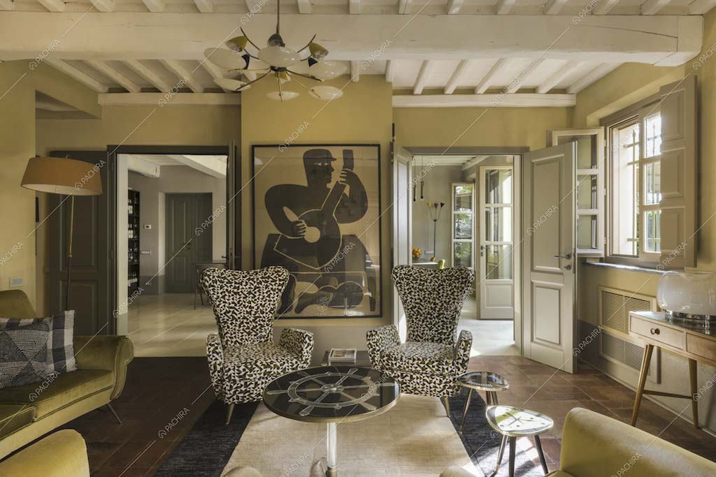 Poltrone di design nel salotto della villa moderna