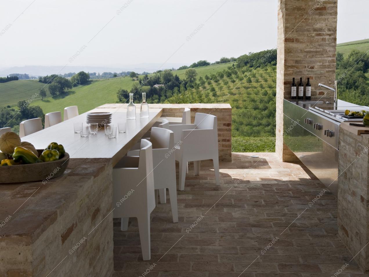 Tavola da pranzo con vista sulle colline