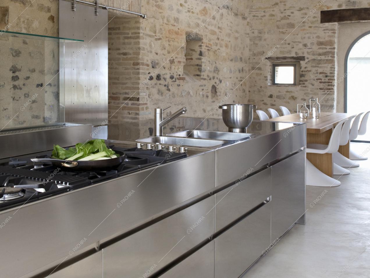 Cucina a vista moderna con fornelli a gas