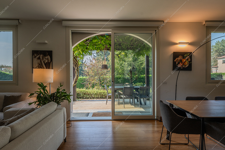 Zona living della villa Litani, location in stile moderno a Monza