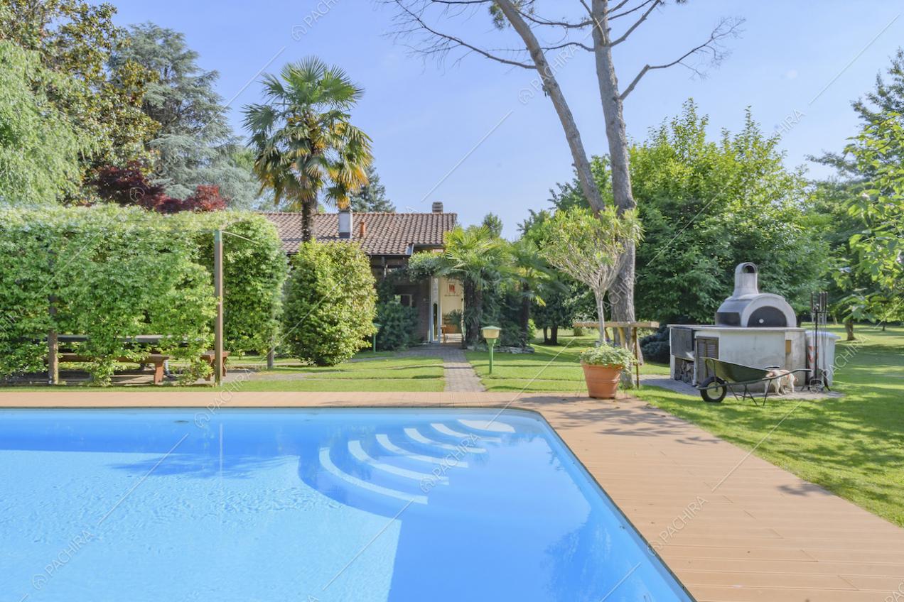 Gradinata d'accesso alla piscina e barbecue in pietra