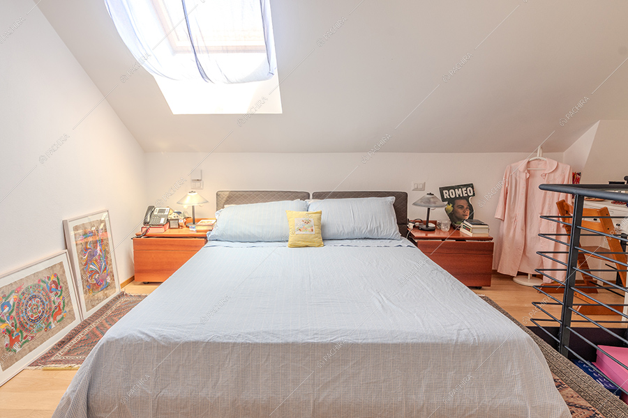 Camera da letto della villa Malachite, location in stile moderno a Milano