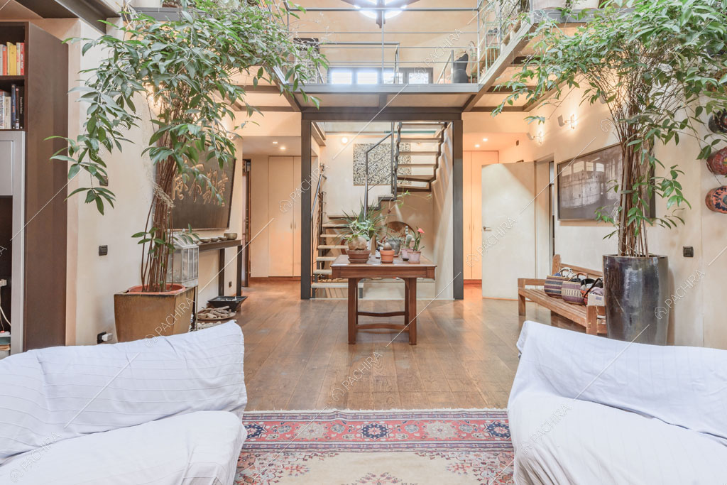 Zona living con pavimento in parquet del loft Mindanao, location in stile contemporaneo a Milano